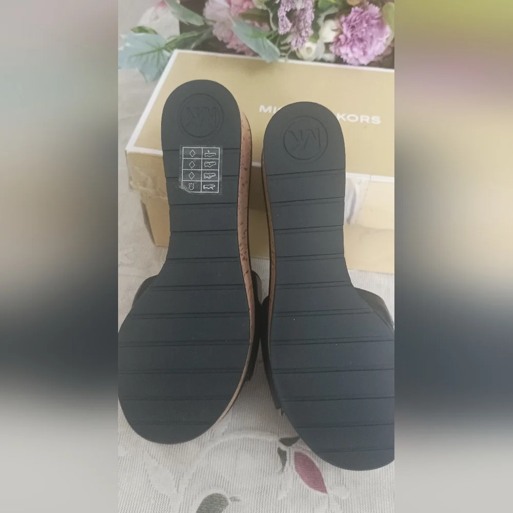 Authentic Michael Kors Elsa Platforms for women - Picture 3 of 11